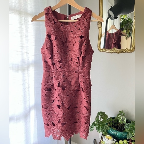 ASTR The Label Floral Overlay Sleeveless Sheath Dress‎ in Blush Pink/Woodrose - Picture 4 of 9